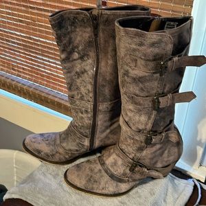 DINGO Boots used gently worn … size 10